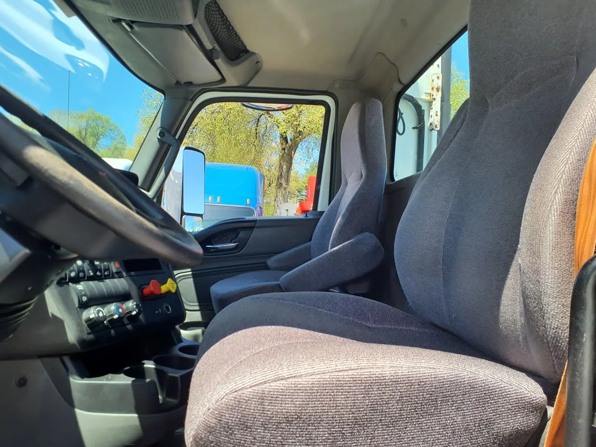 2018 International LT - image 11