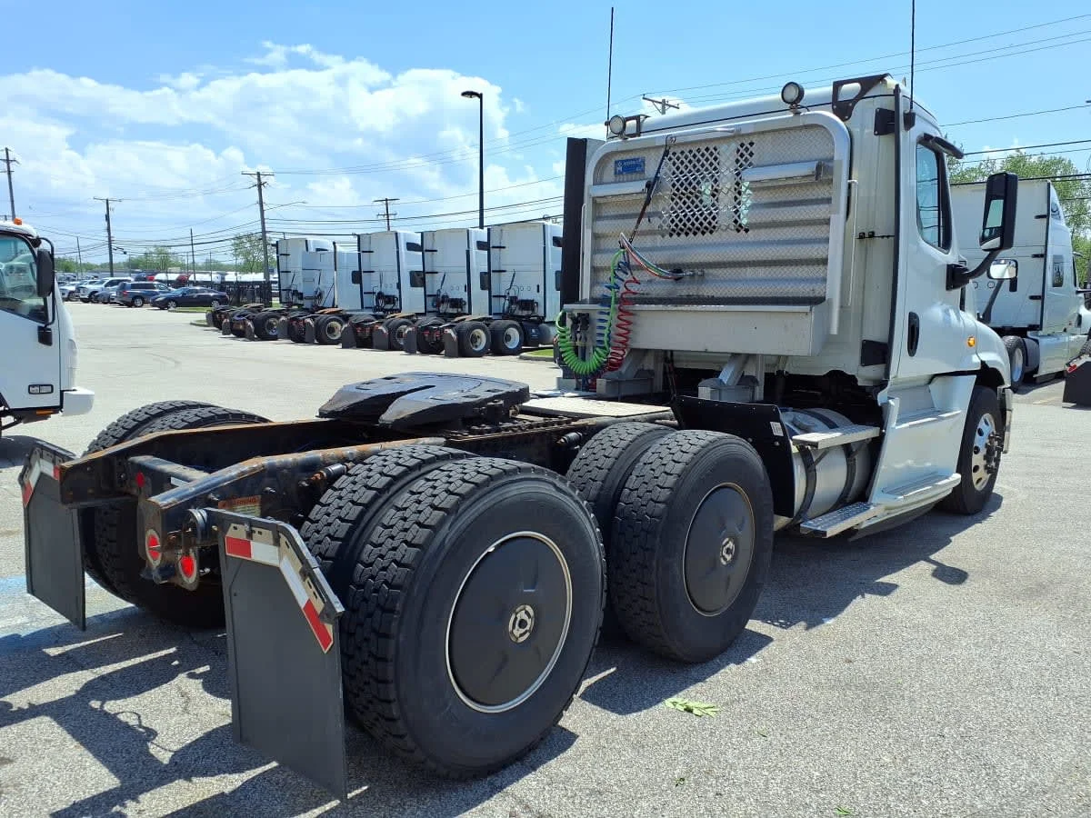 2019 Freightliner Cascadia in Cleveland, OH — photo 4