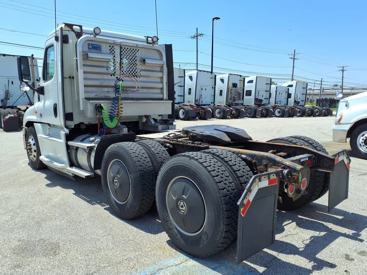 2019 Freightliner Cascadia in Cleveland, OH — photo 6