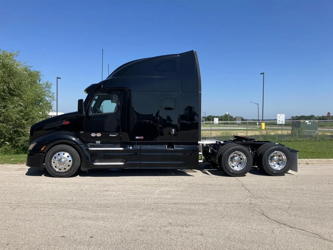 2027 Peterbilt 579 in Rochester, MN — photo 2