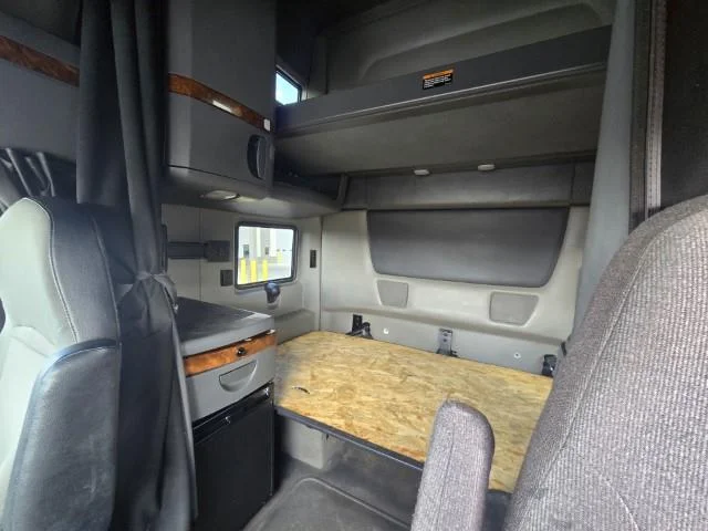 2022 International LT - image 9