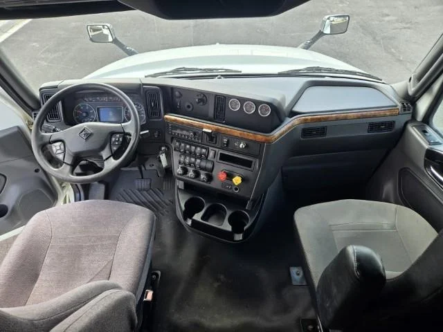 2022 International LT - image 14