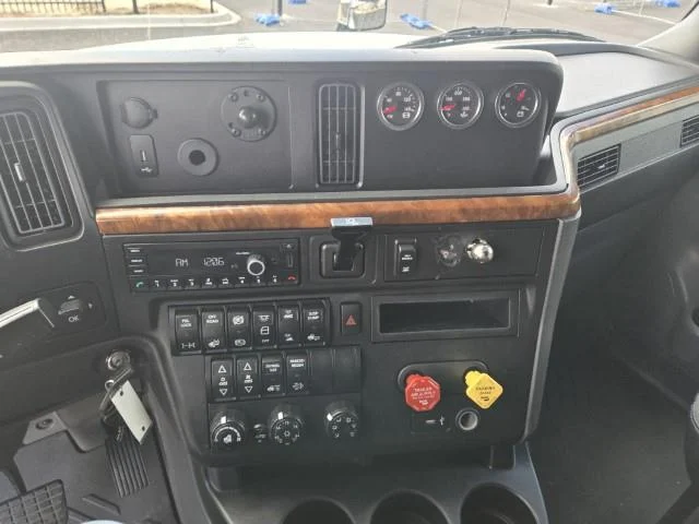 2022 International LT - image 11