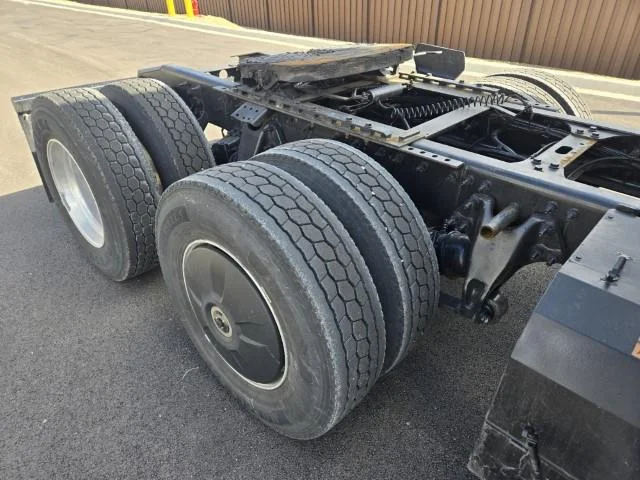 2022 International LT - image 20