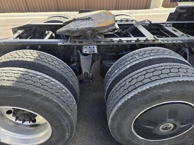 2022 International LT - image 21