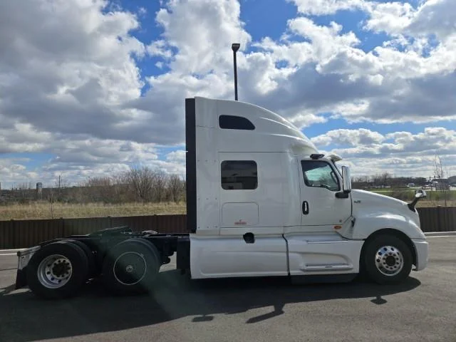 2022 International LT - image 5