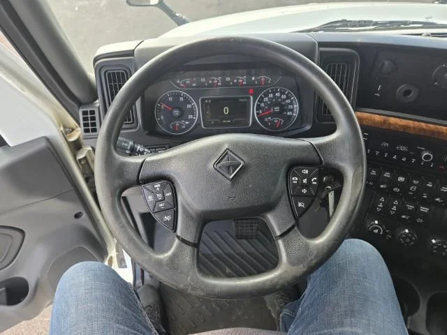 2022 International LT - image 13