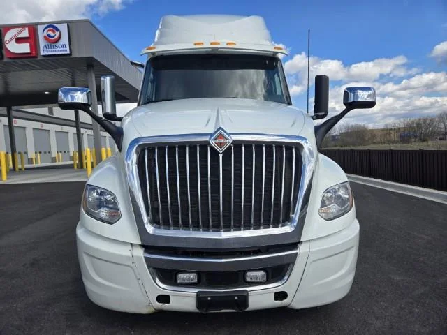 2022 International LT - image 3