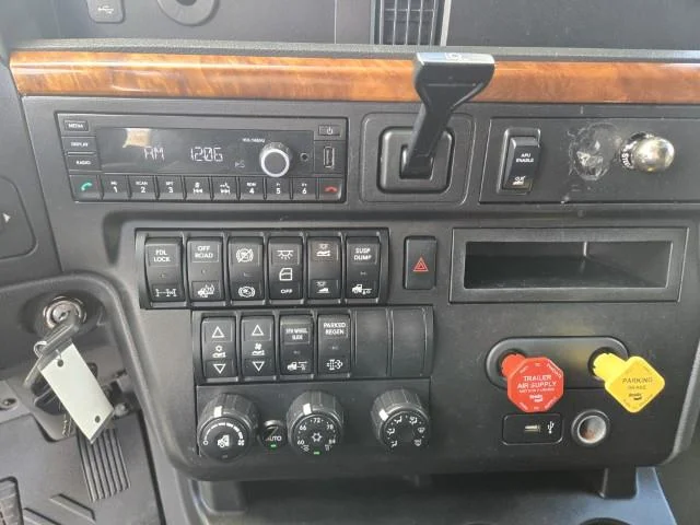 2022 International LT - image 12