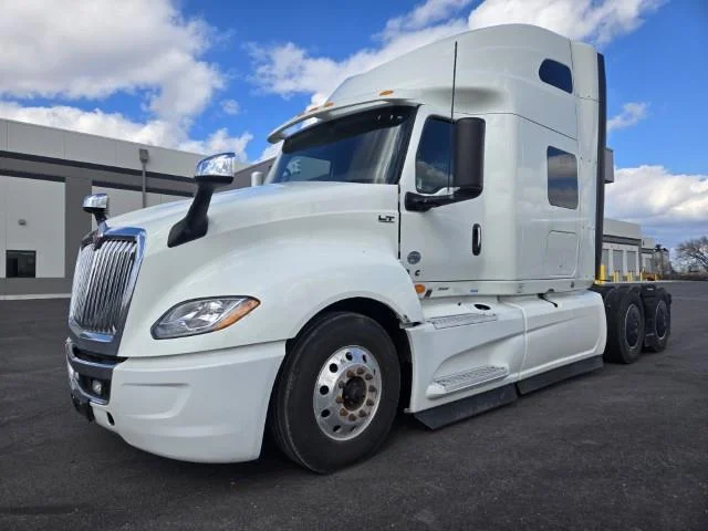 2022 International LT - image 2