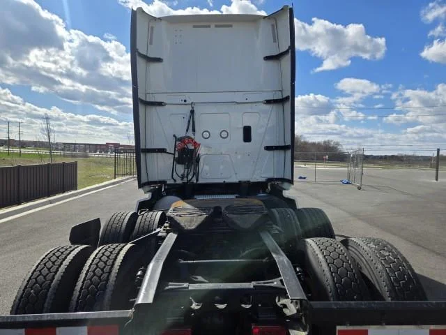 2022 International LT - image 6