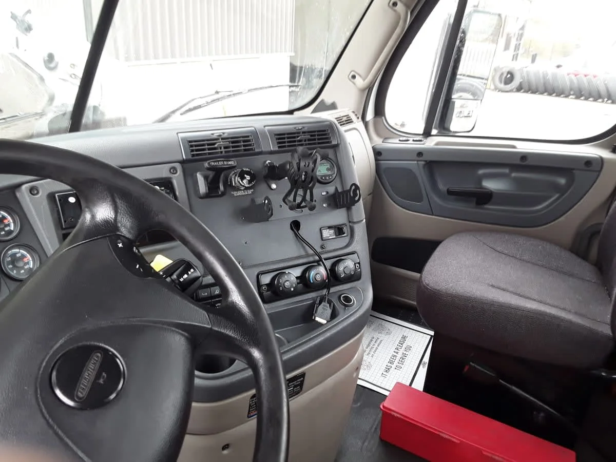 2018 Freightliner Cascadia - image 8