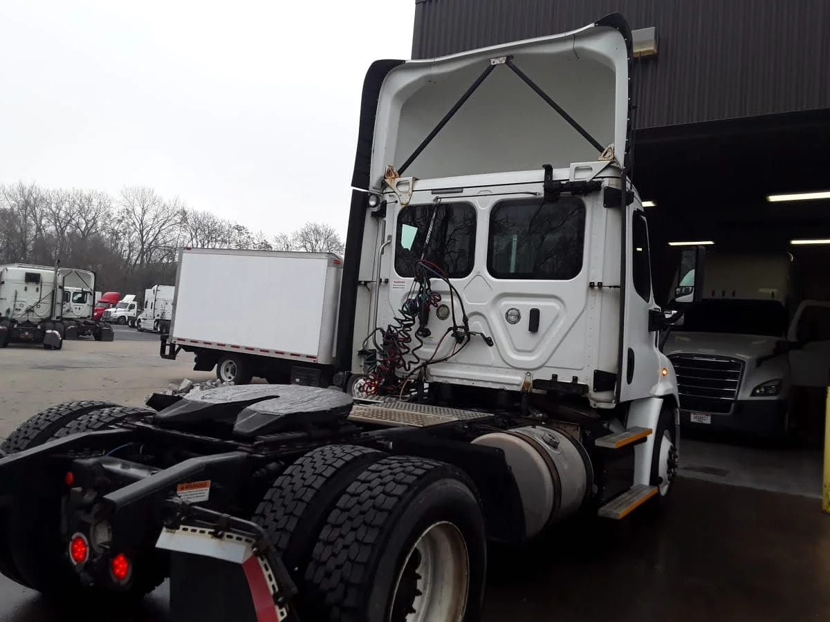 2018 Freightliner Cascadia in Kansas City, MO — photo 4