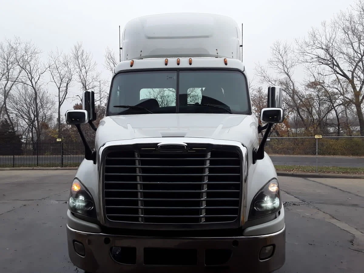 2018 Freightliner Cascadia in Kansas City, MO — photo 2