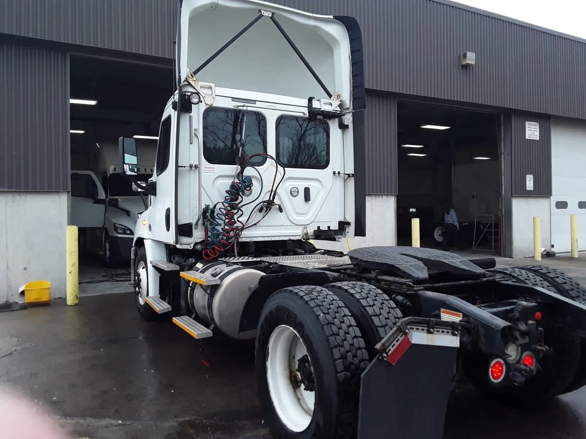 2018 Freightliner Cascadia - image 6