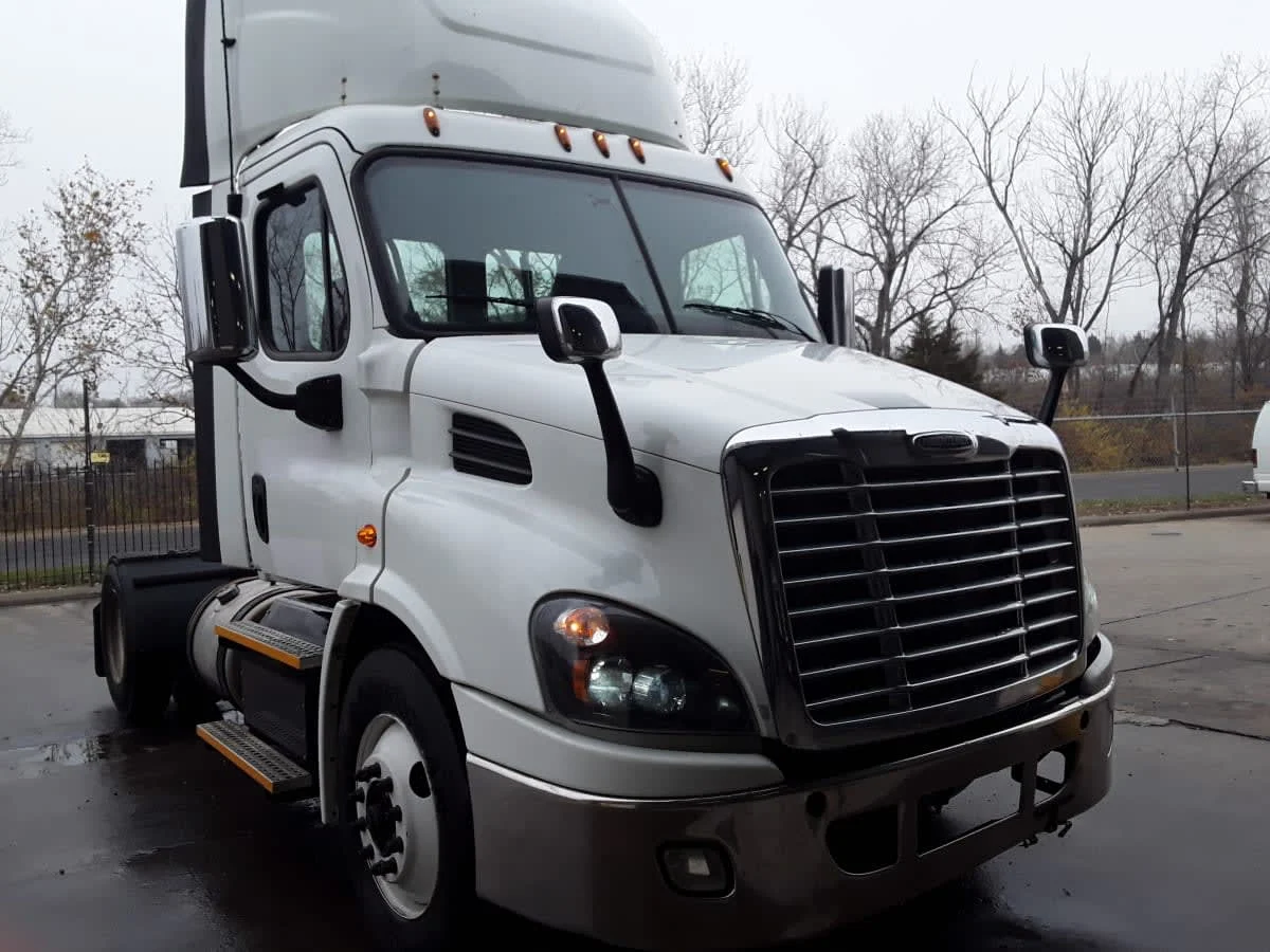 2018 Freightliner Cascadia - image 3