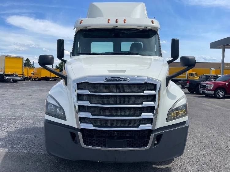 2018 Freightliner Cascadia in Kansas City, MO — photo 2