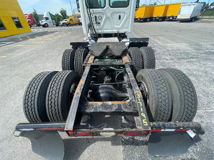 2018 Freightliner Cascadia in Kansas City, MO — photo 6