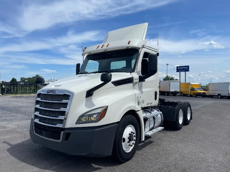 2018 Freightliner Cascadia in Kansas City, MO — photo 3