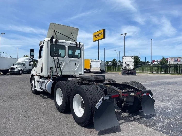 2018 Freightliner Cascadia in Kansas City, MO — photo 5