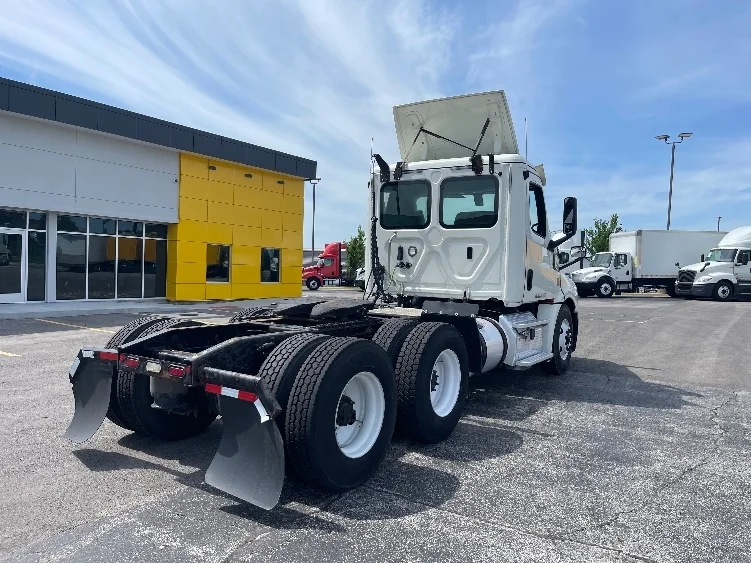 2018 Freightliner Cascadia in Kansas City, MO — photo 7