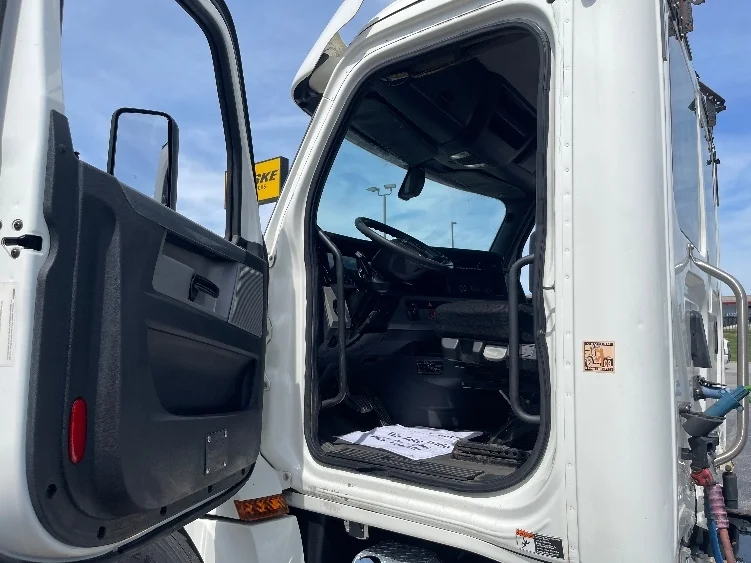 2018 Freightliner Cascadia in Kansas City, MO — photo 9