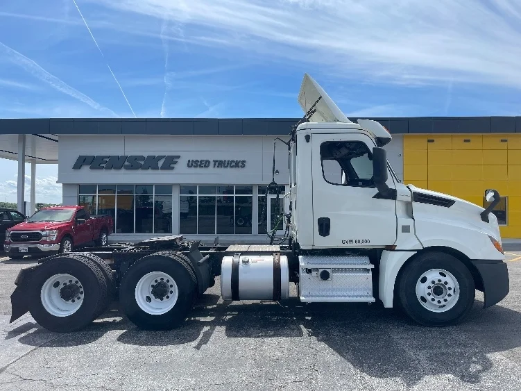 2018 Freightliner Cascadia in Kansas City, MO — photo 8