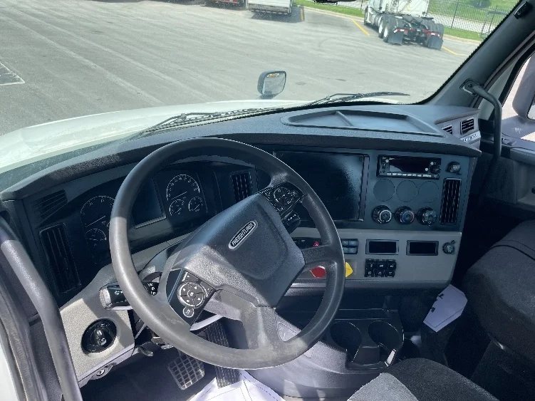 2018 Freightliner Cascadia in Kansas City, MO — photo 10
