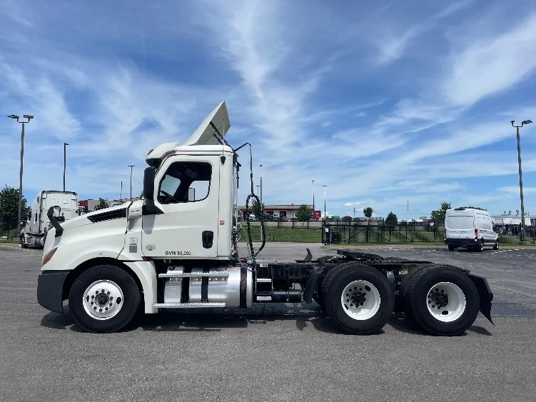 2018 Freightliner Cascadia in Kansas City, MO — photo 4