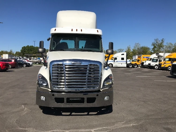 2018 Freightliner Cascadia - image 2
