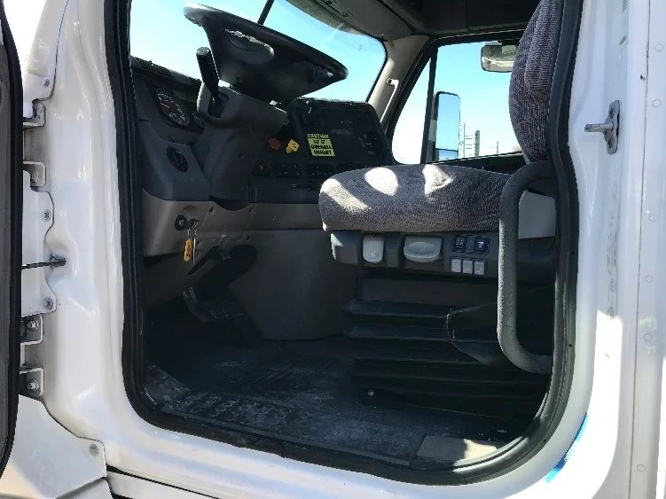2018 Freightliner Cascadia - image 9