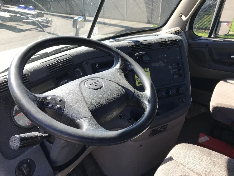 2018 Freightliner Cascadia - image 10