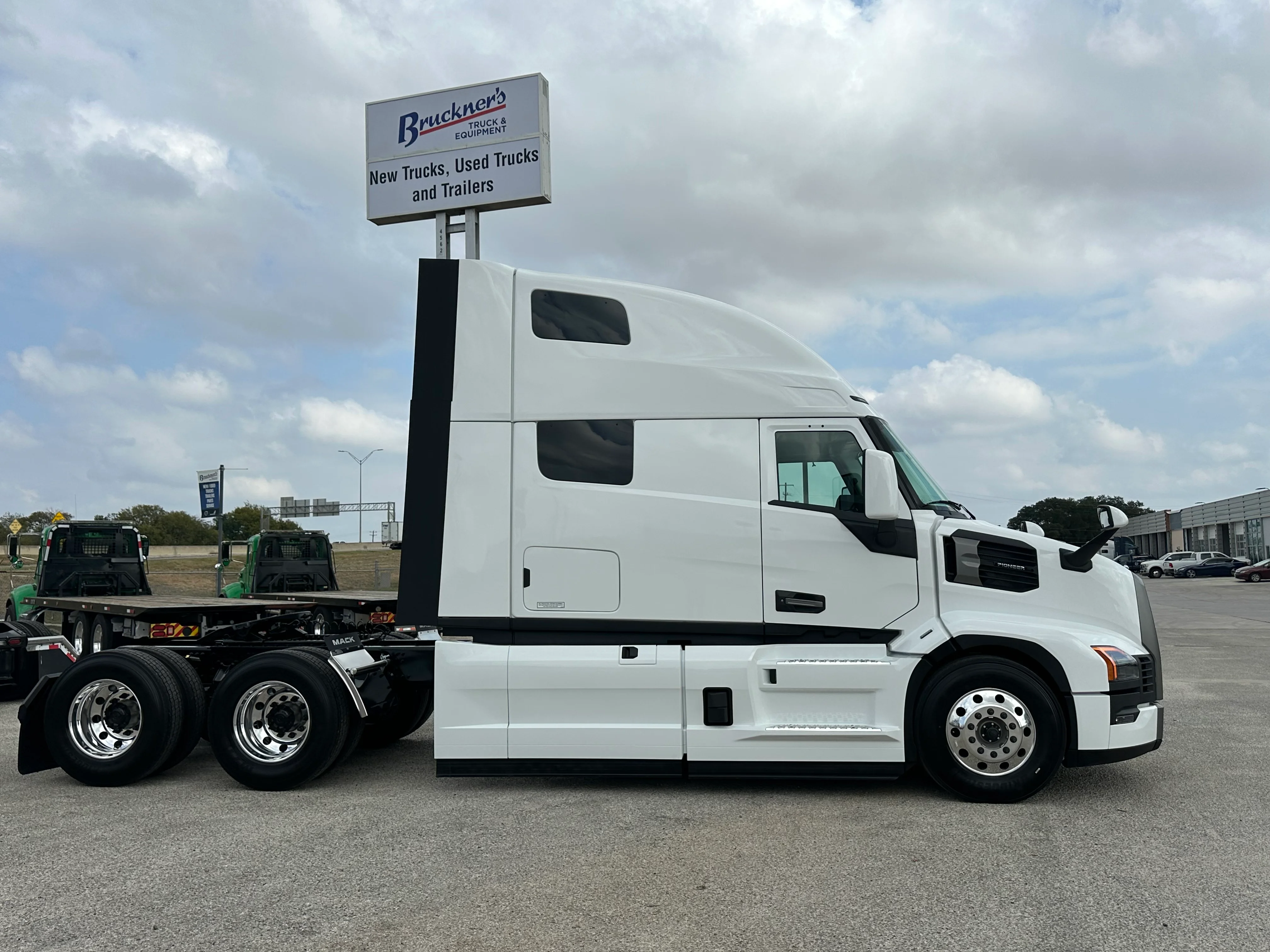 2026 Mack Pinnacle in San Antonio, TX — photo 4