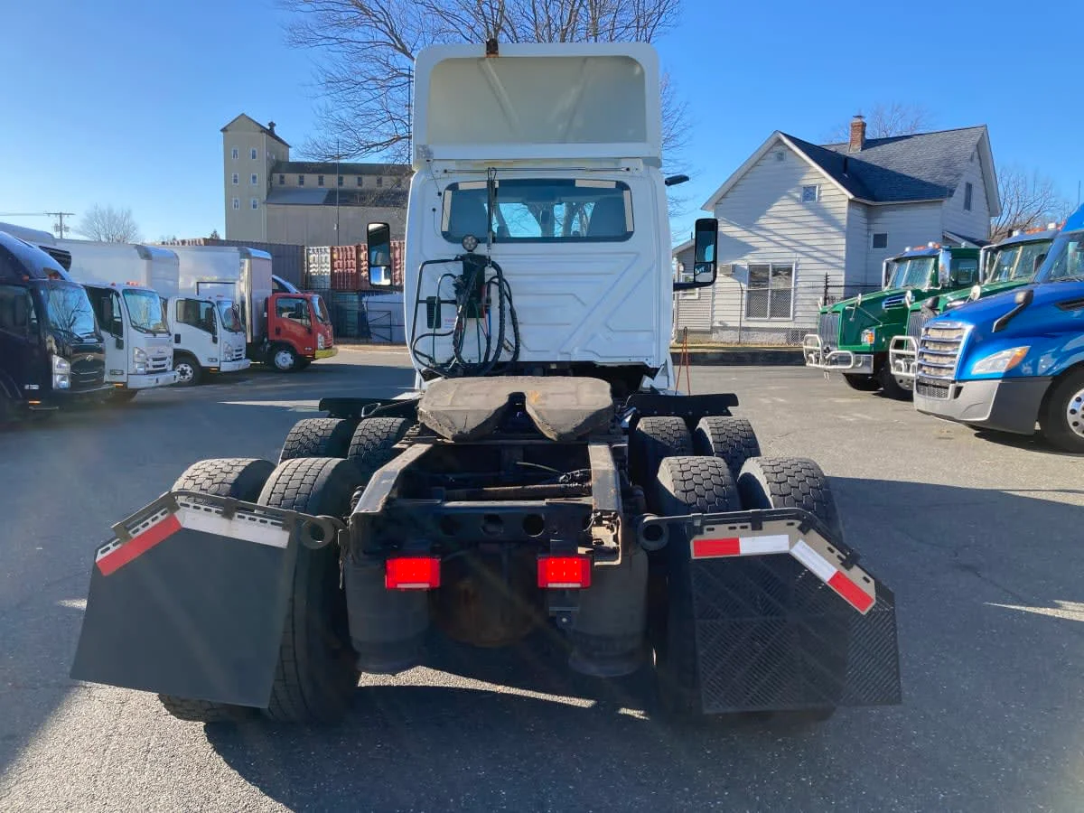 2019 International LT - image 5