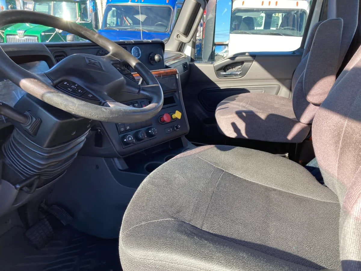 2019 International LT - image 11