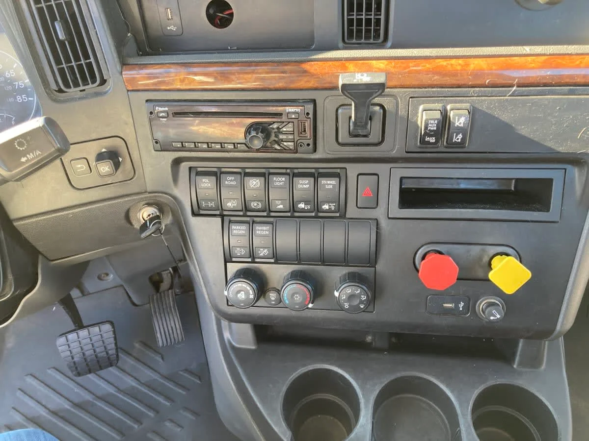 2019 International LT in Springfield, MA — photo 13