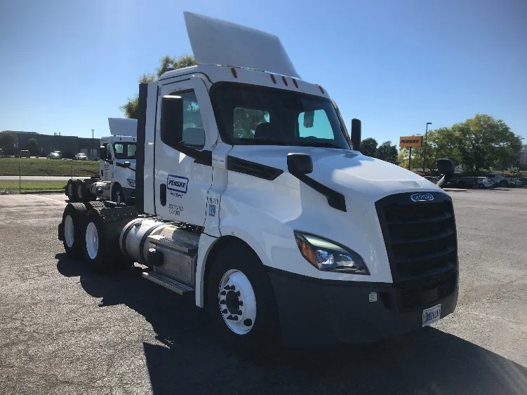 2022 Freightliner Cascadia - image 1