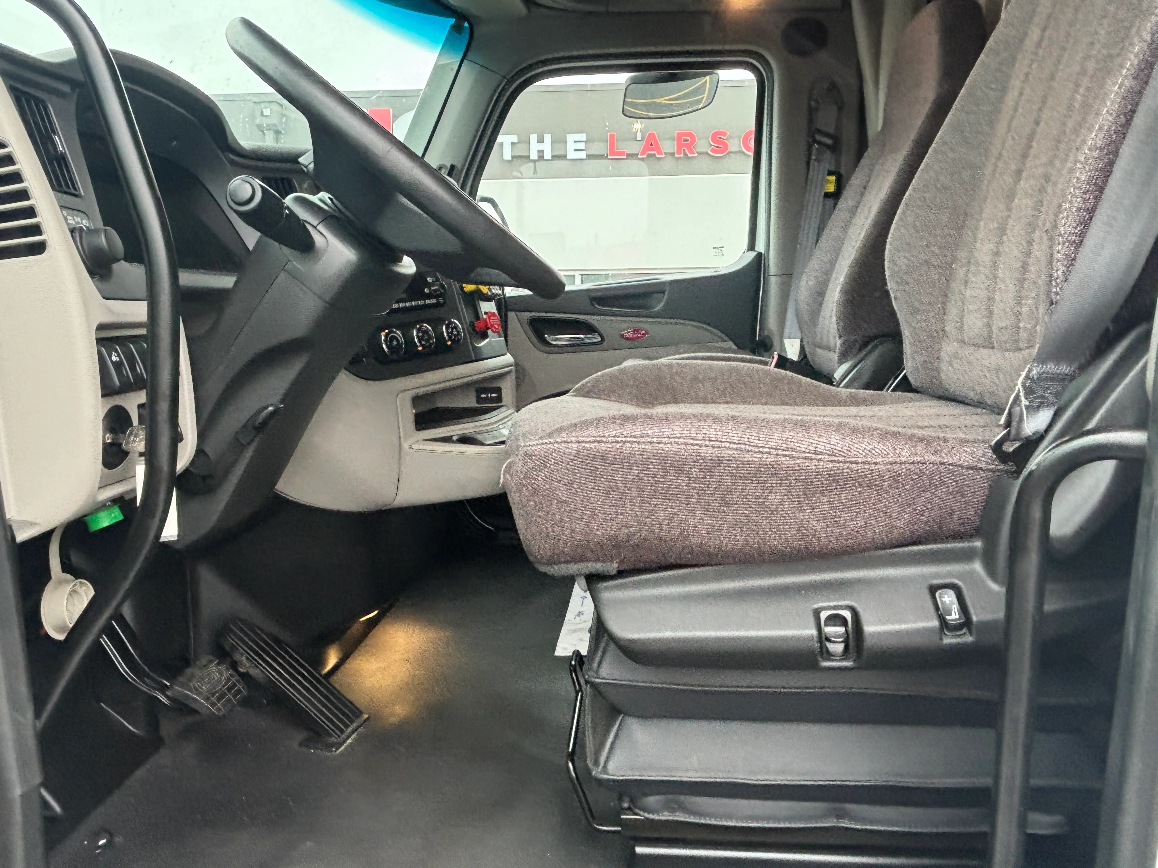 2023 Peterbilt 579 - image 13