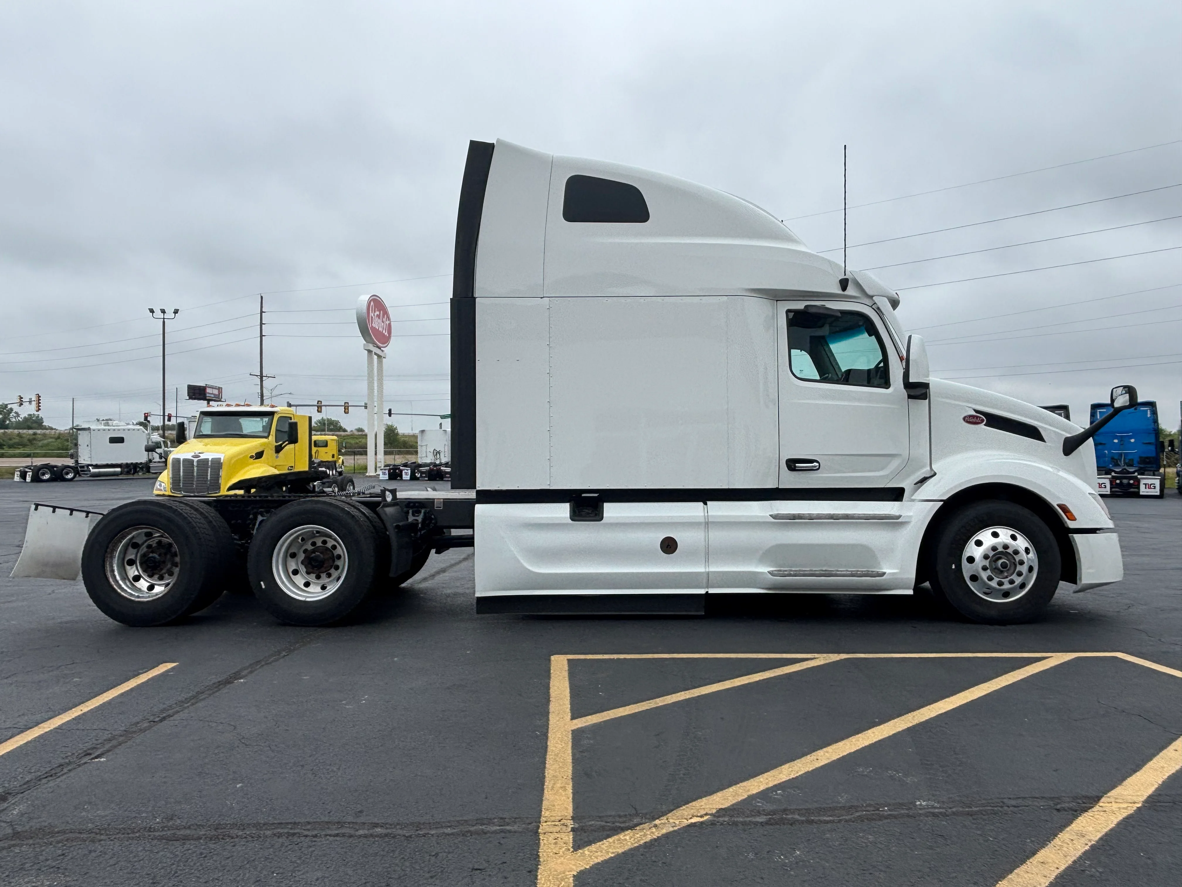 2023 Peterbilt 579 - image 8