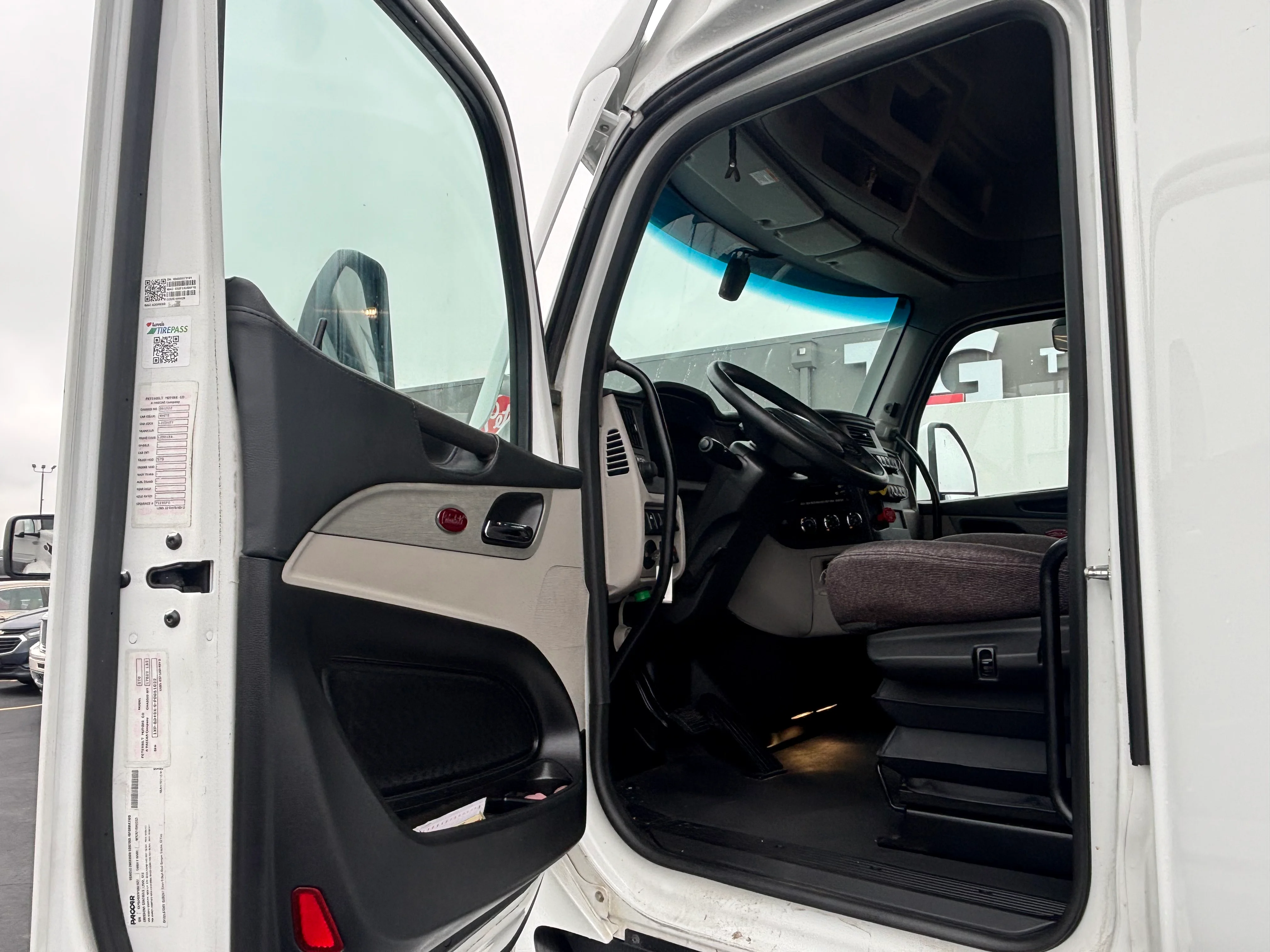 2023 Peterbilt 579 - image 12