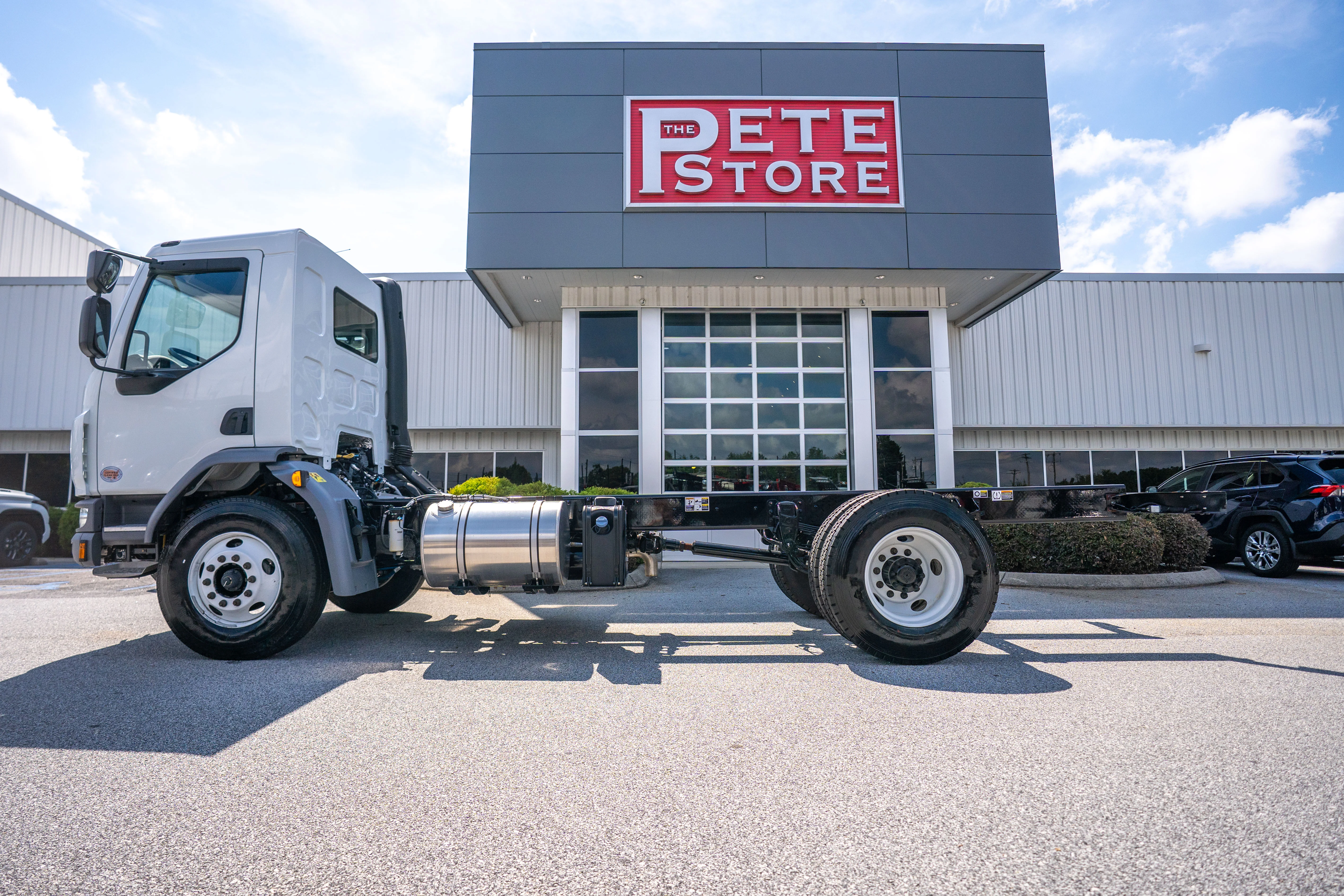 2026 Peterbilt 220EV in Baltimore, MD — photo 3