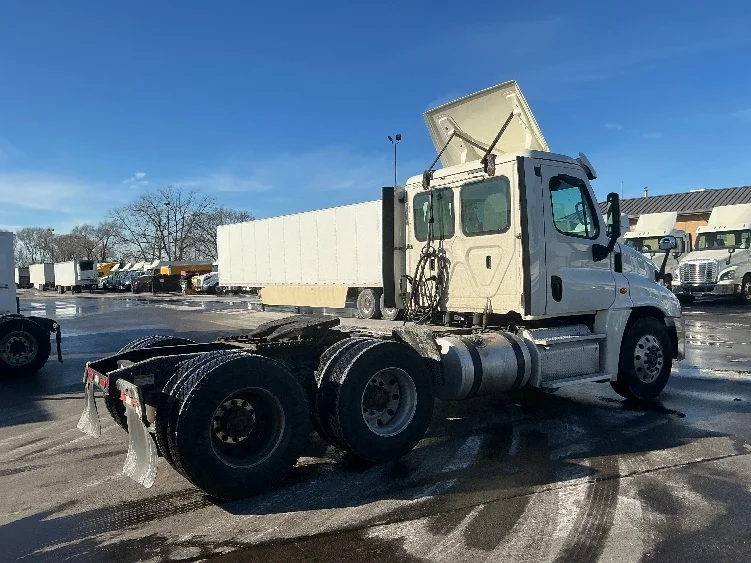 2019 Freightliner Cascadia in La Porte, IN — photo 7