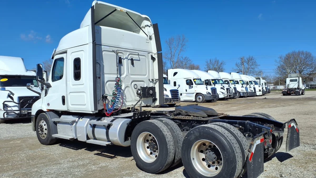 2020 Freightliner Cascadia in West Chester, OH — photo 6