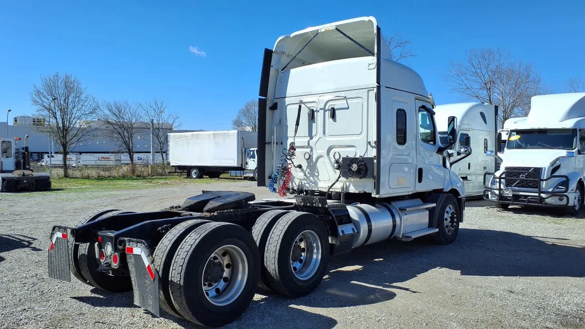 2020 Freightliner Cascadia in West Chester, OH — photo 4