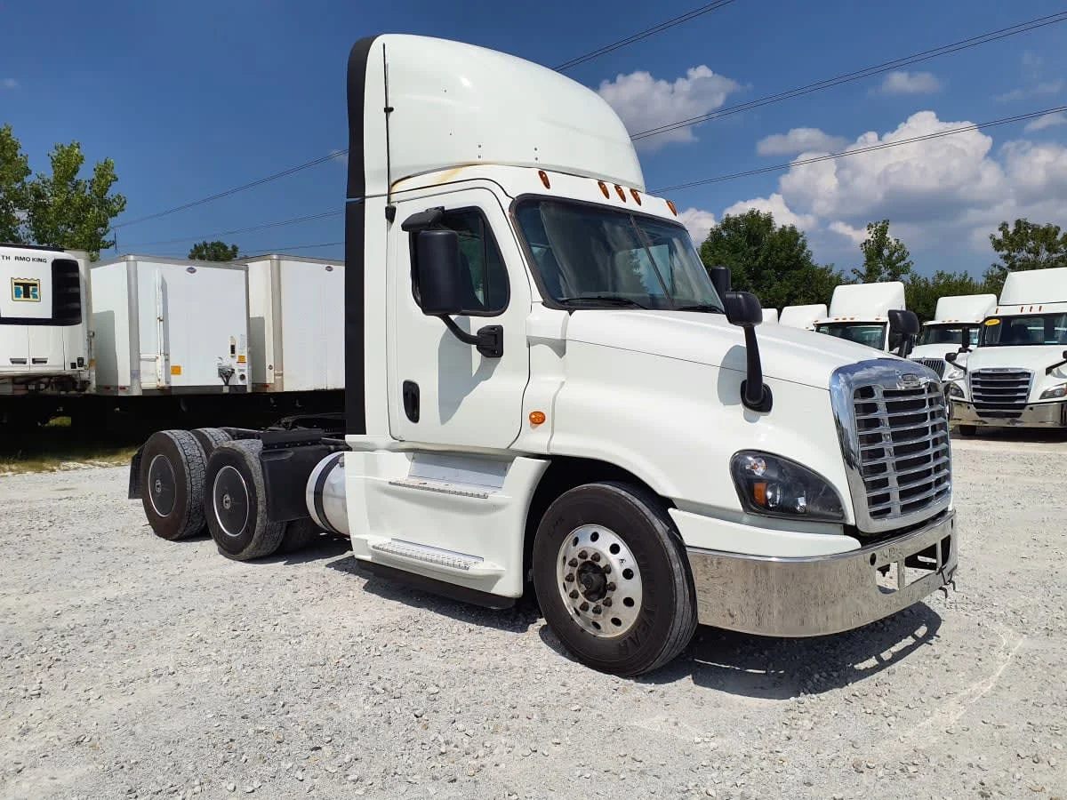 2019 Freightliner Cascadia in Indianapolis, IN — photo 3