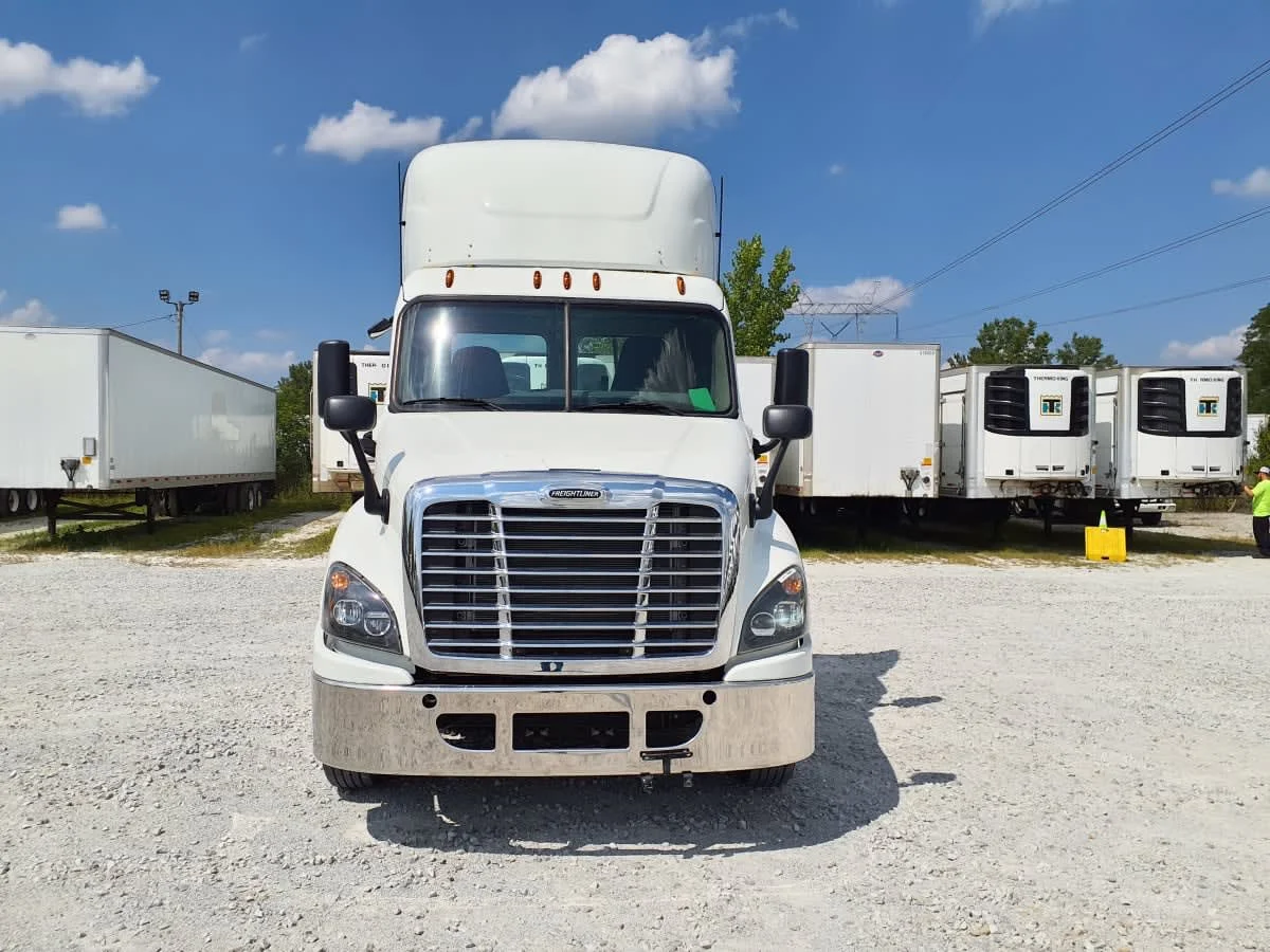 2019 Freightliner Cascadia in Indianapolis, IN — photo 2