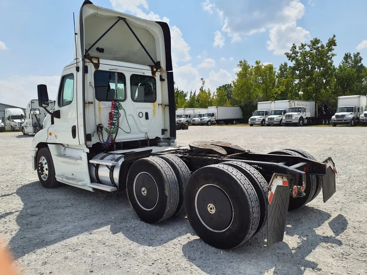 2019 Freightliner Cascadia in Indianapolis, IN — photo 6