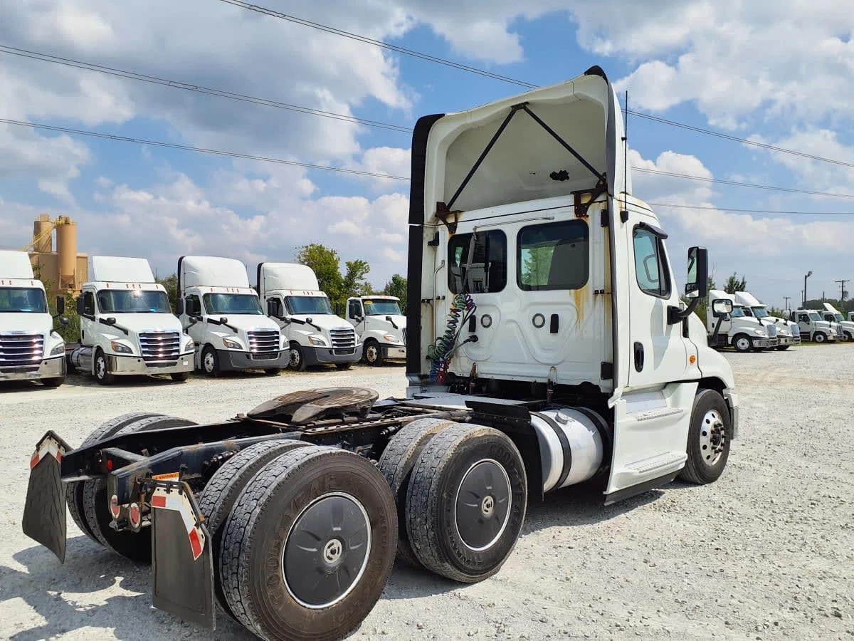 2019 Freightliner Cascadia in Indianapolis, IN — photo 4
