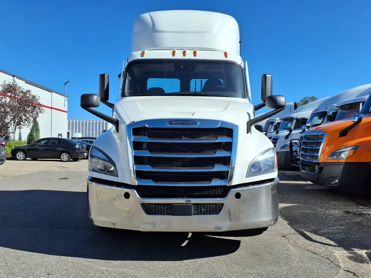 2020 Freightliner Cascadia in Minneapolis, MN — photo 2