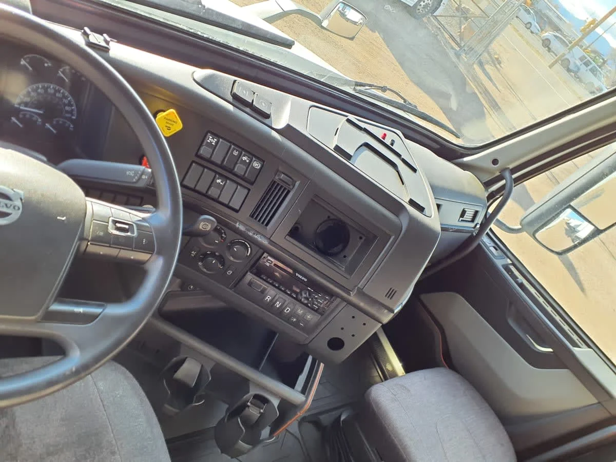 2019 Volvo VNR 640 - image 7